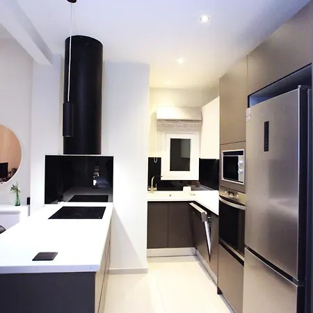 Elysium- White Tower Apartment *